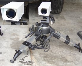 Big Brother auf der Autobahnbrücke - 
              <p class="artikelinhalt">Die Kamera des VKS-Systems. Sie wird auf Autobahnbrücken montiert und nimmt von dort aus einen festen Fahrbahnabschnitt ins Visier. </p>
            