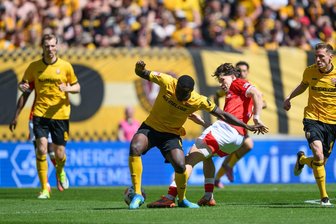 Big Points im Abstiegskampf: Dresden schlägt Kaiserslautern - Viele Zweikämpfe bestimmten das Spiel Dresden gegen Kaiserslautern.