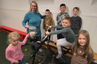 Bike, Arzt, Boden, Saison - alles neu: Vier gute Nachrichten aus Mittelsachsen - Martha, Gitta Barthel, Darin, Ian, Elio, Kuno und Lotta (v.l.) mit Smoothie-Bike.