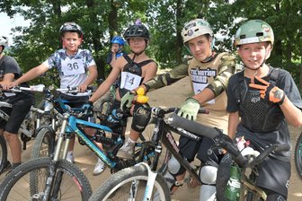 Bike-Begeisterte stellen in Kirchberg ihr Können unter Beweis - Haben sich in der Altersklasse 12-16 platziert (v. l.) Hendrik Martin (5.), Magnus Hammer (6.), Colin Gräf (2.) und Ole Seltmann (1.).