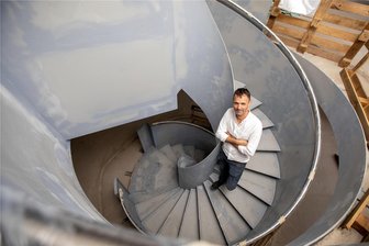 Bikehouse Neubau in Plauen: Was die Kunden bald erwartet - Bikehouse-Inhaber Matthias Schreiber auf der Verbindungstreppe vom Kellergeschoss in die obere Ebene des neuen Anbaus an der Hammerstraße.