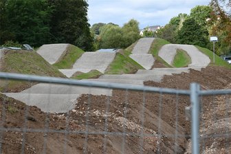 Bikepark Rochlitz: Show mit Profifahrern zur Eröffnung - Der Bikepark in Rochlitz ist fertig. Bis Radbegeisterte dort gewagte Sprünge machen können, dauert es nur noch Tage.