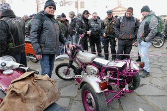 Biker auf dem Schloss: 50. Wintertreffen lockt 8000 Motorrad-Fans nach Augustusburg - Das interessanteste Dreirad präsentierte Michael Herrmann, der in seine Simson S 151 das Getriebe und die Vorderachse eines Trabis sowie einen Drei-Zylinder-Motor integriert hat.
