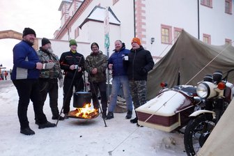 Biker aus dem Erzgebirge vermissen das alte Flair des Augustusburger Wintertreffens - Obwohl er das alte Flair vermisste, kam Chris Loske (3. von rechts) auch diesmal wieder mit vielen Bikern ins Gespräch.