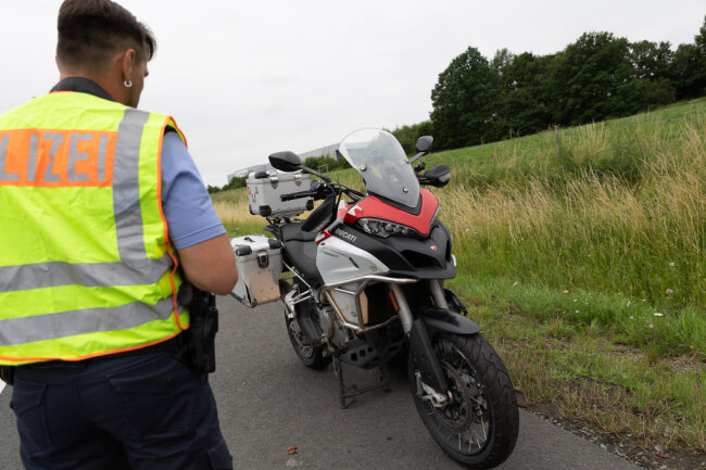 Biker bei Sturz auf A72 bei Treuen schwer verletzt - Ein 62-Jähriger stürzte aus bislang unbekannter Ursache mit seiner Ducati. 