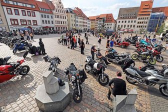 Biker gegen Krebs: Demo und Benefiz-Treffen in Freiberg - Beim Benefiz-Biker-Treffen für die Deutsche Krebshilfe war der Freiberger Obermarkt gut gefüllt.