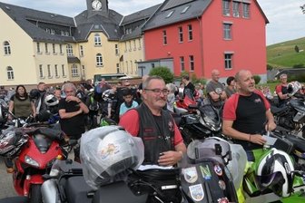 Biker-Gottesdienst erbringt Spende für Fluthilfe - An der Oberschule Zschorlau hat am Samstag ein Motorradfahrer-Gottesdienst mit rund 400 Teilnehmern stattgefunden. Vorn links Stefan Reidel und rechts Rene Förster vom Biker-Bibel-Kreis Zschorlau. 