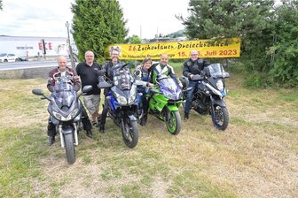 Biker-Gottesdienst zum Auftakt des Zschorlauer Dreieck-Rennens - Siegfried Fietz (rechts) und sein Sohn Oliver (3. v. l.) waren mit Zschorlauer Freunden auf Erzgebirgstour.