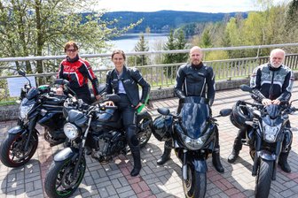Biker-Hotspots im Erzgebirge: Fichtelberg, Talsperre Eibenstock oder Zughotel Wolkenstein? - Im Erzgebirge gibt es eine Reihe Biker-Hotspots. Beliebt ist die Talsperre Eibenstock – hier im Bild Christine Knopp, Nadine Hoppe, Sebastian Knopp und Michael Knopp (v. l.).