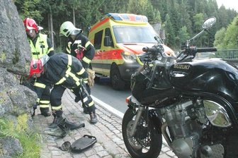 Biker prallt auf B283 gegen Felsen -