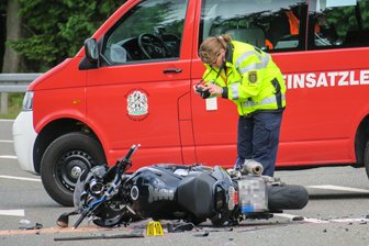 Biker stirbt bei Unfall auf B169 bei Stützengrün -