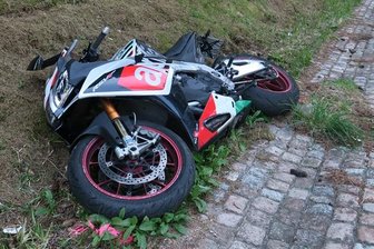 Biker stirbt nach Unfall mit Radfahrer - B 283 bei Schönheide mehrere Stunden gesperrt - Bei einem Unfall auf der B 283 zwischen Morgenröthe-Rautenkranz und Schönheide ist am Sonntagnachmittag ein Motorradfahrer ums Leben gekommen.