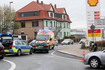 Biker stürzt und prallt gegen Auto -