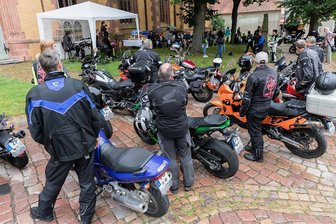 Biker und Oldtimer-Freunde erkunden das Erzgebirge - Zum Motorradgottesdienst in Oederan standen die Biker vom Verein "Christliche Motorradfahrer Sachsen" an ihren Maschinen parat. Auf ihren Jacken finden sich ein stilisiertes Kreuz und ein Bibelvers zum Thema Nächstenliebe. Gemeindeglieder und Gäste hatten auf den Bänken Platz genommen. 