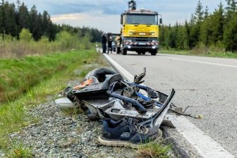 Biker verunglückt bei Grünbach schwer - Das Motorrad musste abtransportiert werden. 