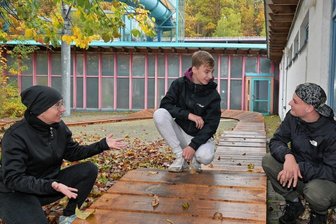 Biker wollen Thalheimer Badgelände auf Dauer nutzen - Der Pumptrack war ihre Idee: Louis Madár (Mitte) und Paul Hähnel (rechts) fahren sonst in auf dem Parcours in Ehrenfriedersdorf. Die Strecke vorm Thalheimer Bad haben sich manche Besucher spektakulärer vorgestellt - doch sie ist nur ein Testlauf. 