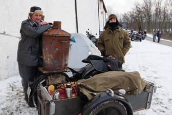 Biker zwischen Frust und Hoffnung: 52. Wintertreffen in Augustusburg weckt gemischte Gefühle - Schon seit Jahren ist Mike Zschirpe (links) aus Dresden, der diesmal mit seinem Sohn Leandro gekommen war, ein Stammgast beim Wintertreffen.