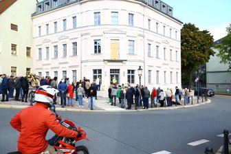 Bikerhotel im Erzgebirge: Eröffnung verzögert sich erneut - Der Platz vor dem künftigen Bikerhotel ist nach dem früheren DKW-Chefkonstrukteur Hermann Weber benannt. Die Einweihungsfeier fand am 3. Oktober statt.