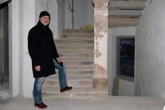 Bikerhotel: Investor frustriert über Bauverzögerungen in Zschopau - Toralf Zinner im Treppenhaus der neuen Herberge im früheren Zschopauer Stadtcafé.