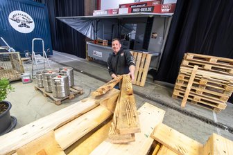 Bikerimbiss, Rocknacht, Flohmarkt: Wie ein Unternehmer in Diethensdorf gerade durchstartet - Aus Holzpaletten und Brettern baut Oliver Jentsch eine Bar für die Rocknacht am Wochenende.