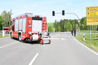Bikerin bei Unfall im Erzgebirge schwer verletzt - Ein schwerer Unfall hat sich auf der B 174 bei Marienberg ereignet.