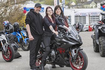Bikersday im Erzgebirge: „Ich habe schon immer ein teures Hobby“ - Sarina Barthmann aus Lauta, hier mit Vater Heiko und Mutter Manuela, hat sich eine neue Suzuki gekauft. Sie freut sich auf die Erzgebirgstouren. Fahrtraining ist auch eingeplant.