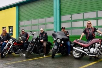 Bikertreff in Wolkenburg zu Pfingsten: Auf schweren Maschinen für soziale Zwecke unterwegs - Biker-Clubchef Tommy Wetzel an dem Motorrad, das für einen guten Zweck verlost werden soll. Er und weitere Mitglieder des MotorradclubsMC Delirium Germanicum laden ab kommenden Freitag zum internationalen Bikertreffen nach Wolkenburg ein. 