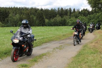Bikertreffen im Erzgebirge - Eine Ausfahrt gehört auch in diesem Jahr zur Biker-Waldrandparty dazu.