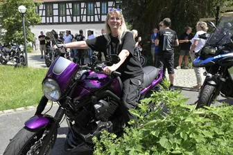 Bikertreffen im westsächsischen Neukirchen: Wo eine Niederländerin mit ihrer „Lady“ auffällt - Ein Traum in Lila und Pink: Atty Kramer aus den Niederlanden legt mit ihrer Yamaha Bulldog pro Jahr etwa 20.000 Kilometer zurück.