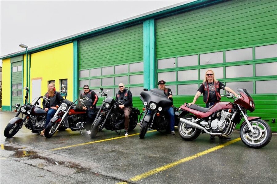 Bikertreffen in Wolkenburg: Mit knatternden Motoren an die Mulde - Ein paar der Biker des Limbacher Clubs um Vereinschef Tommy Wetzel (rechts). 