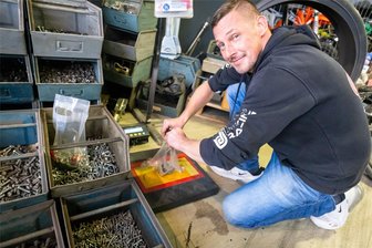 Bikes, Burger und Bingo: So vielfältig ist ein neues Diethensdorfer Unternehmen - Oliver Jentsch wiegt Schrauben und Muttern ab. Die Restbestände der Spedition verkaufte er beim Flohmarkt am Wochenende nach Gewicht.