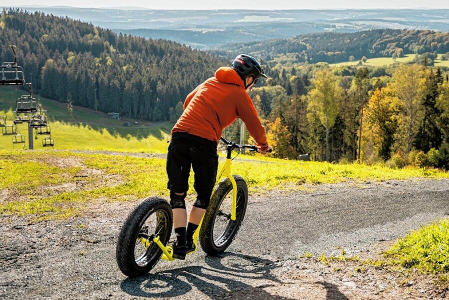 Bikewelt Schöneck: Jetzt kommen die Monsterroller - Monsterroller können ab 2023 an der Hohen Reuth ausgeliehen werden. Eine eigens für sie angelegte Strecke ergänzt das Angebot der Bikewelt Schöneck.
