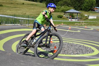 Bikewelt Schöneck startet in die Sommersaison: Diese Angebote locken - Zur Bikewelt gehört auch ein Pumptrack an der Talstation des Sessellifts.