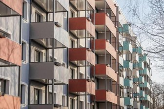 Bilanz aus dem Bundestag: Südwestsachsen von drastischen Miet-Erhöhungen bislang verschont - Ein sanierter Wohnblock in Chemnitz-Bernsdorf. Die Angebotsmieten sind in Chemnitz in den vergangenen Jahren um rund zehn Prozent oder mehr gestiegen. Insgesamt blieben die Preissteigerung in Südwestsachsen moderat.