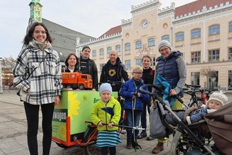 Bilanz des Jahreswechsels im Landkreis Zwickau: Mehrere Brände und ein Neujahrsputz - Neun Kinder und Erwachsene waren am Neujahrstag zur Putzaktion der Grünen Jugend auf dem Hauptmarkt angetreten.