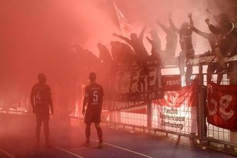 Bilanz nach Randale beim Drittligaspiel: fünf Beamte verletzt - Schon während des Spiels gab es Ausschreitungen Cottbuser Fans.