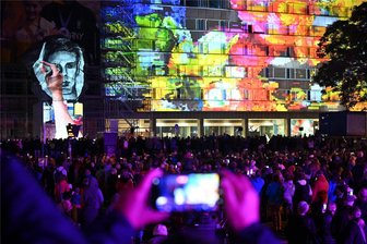 Bilanz nach vier Abenden „Light our Vision“: Zehntausende Besucher, Szenenapplaus und Zugaberufe - Das schafft selbst das Weinfest nicht: Allein an einem Abend kamen Zehntausende in die Innenstadt.