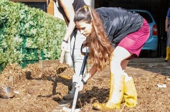 Bilanz: Starkregen verursacht Millionenschaden - Bis zu 50 Liter Regen pro Quadratmeter fielen am 6. September in Adorf. Anwohner versuchten danach, den Schlamm selbstständig zu beseitigen