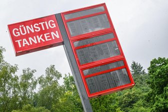 Bilanz zum Tankrabatt: Nicht alles kam beim Verbraucher an - Der Tankrabatt kam zu großen Teilen bei den Verbrauchern an, sagt die Monopolkommission. (Archivbild)