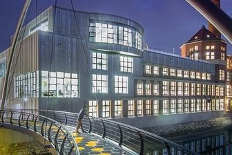 Bildband über Chemnitz: Eine Stadt macht sich schön - Die erste interaktive Wabenbrücke der Welt wurde am 7. Juli 2015 in Chemnitz übergeben. Die Brücke überquert den Fluss Chemnitz. Im Hintergrund befindet sich die modern sanierte ehemalige Haase-Färberei.