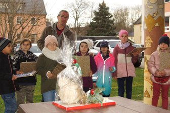 Bilder an Säulen: Flöhaer feiern feierlichen Abschluss für ungewöhnliches Kunstprojekt - Rolf Büttner von der Volkskunstschule Oederan (hinten) hat mit Flöhaer Schülern das Kunstprojekt umgesetzt.