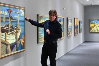 Bilder der Ruhe und der Harmonie - Bernd Weise in seiner Galerie Weise in der Ausstellung mit Arbeiten von Peter Schettler. 