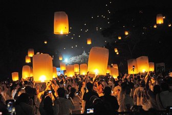 Bilder des Tages vom 01.06.2026 - Teilnehmer lassen während des Vesak-Laternenfestes Laternen los.