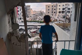 Bilder des Tages vom 02.06.2026 - Ein Junge blickt aus einem beschädigten Raum des Jabal Amel Krankenhauses auf ein zerstörtes Gebäude, das bei einem israelischen Luftangriff in der südlichen Hafenstadt Tyrus getroffen wurde.