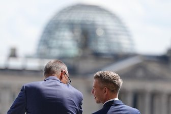 Bilder des Tages vom 02.06.2026 - Péter Magyar (r), Ungarns Ministerpräsident, und Bundeskanzler Friedrich Merz (CDU) stehen nach den militärischen Ehren für ein Gespräch auf dem Balkon des Bundeskanzleramtes in Berlin.