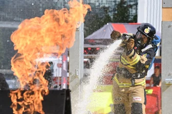 Bilder des Tages vom 03.06.2026 - Firefit-EM auf der Interschutz in Hannover: Feuerwehrfrau im Löscheinsatz