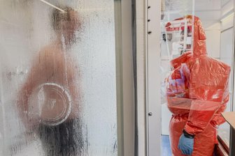 Bilder des Tages vom 03.06.2026 - Bevölkerungsschutzübung resConEx ’26 in Köln: Statist bei CBRN-Übung dekontaminiert