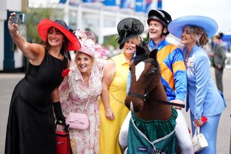 Bilder des Tages vom 05.06.2026 - Selfie vor dem Ladies Day beim Derby-Festival in Epsom