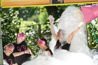 Bilder des Tages vom 06.06.2026 - Toben im Schaumbad beim Muddy Angel Run in Leipzig.
