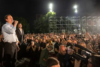 Bilder des Tages vom 08.06.2026 - Albin Kurti spricht zu seinen Anhängern.